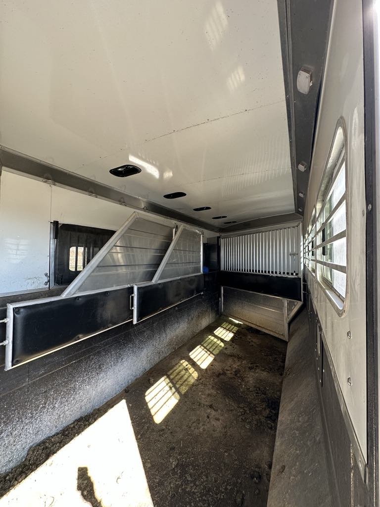 Consignment 2022 Logan Coach Riot 819.5 S/O Platinum Package Horse Trailer