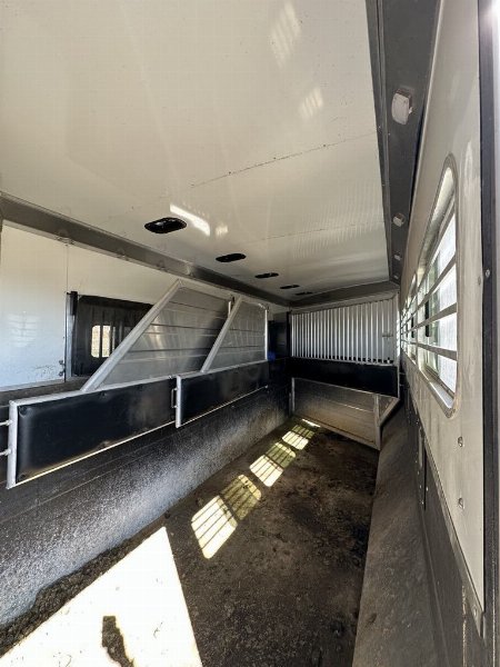 Consignment 2022 Logan Coach Riot 819.5 S/O Platinum Package Horse Trailer