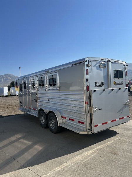 Consignment 2019 Logan Coach Riot 3H Horse Trailer