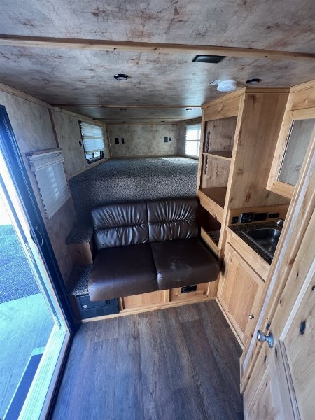 Consignment 2019 Logan Coach Riot 3H Horse Trailer