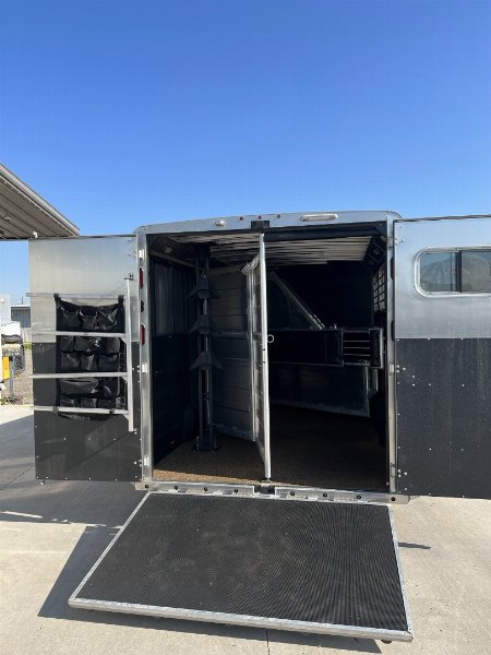 Consignment 2019 Logan Coach Riot 3H Horse Trailer