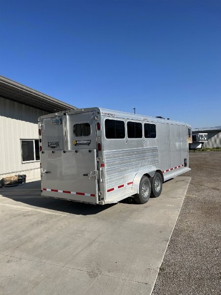 Consignment 2019 Logan Coach Riot 3H Horse Trailer