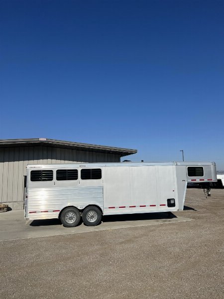 Consignment 2019 Logan Coach Riot 3H Horse Trailer