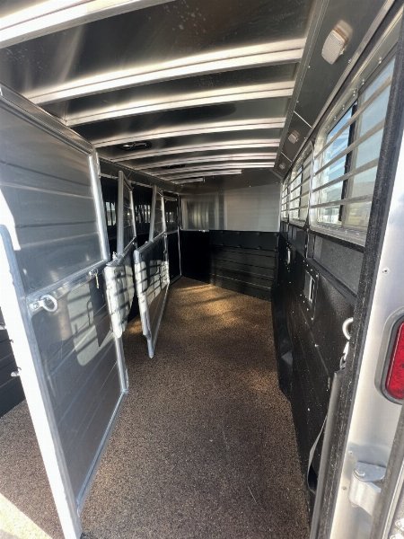 Consignment 2019 Logan Coach Riot 3H Horse Trailer