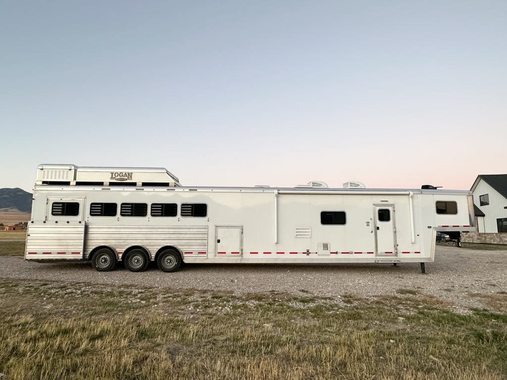 Consignment 2022 Logan Coach Riot 819.5 S/O Platinum Package Horse Trailer