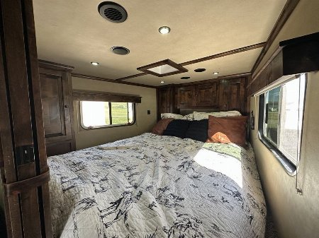 Consignment 2022 Logan Coach Riot 819.5 S/O Platinum Package Horse Trailer