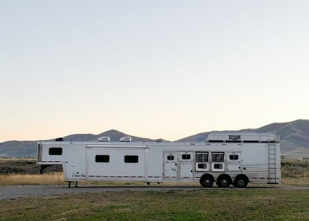 Consignment 2022 Logan Coach Riot 819.5 S/O Platinum Package Horse Trailer