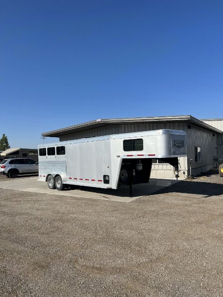 Consignment 2019 Logan Coach Riot 3H Horse Trailer