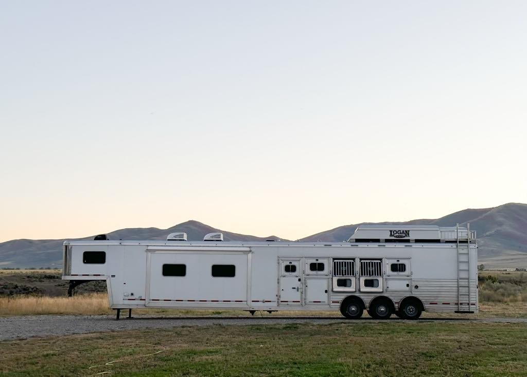 Consignment 2022 Logan Coach Riot 819.5 S/O Platinum Package Horse Trailer