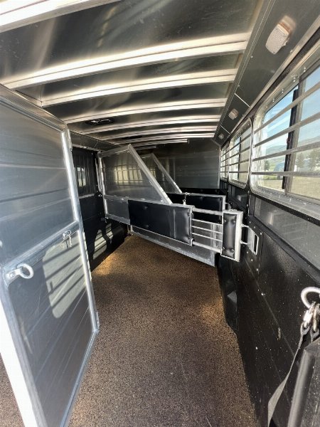 Consignment 2019 Logan Coach Riot 3H Horse Trailer