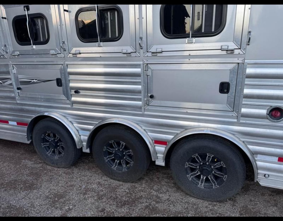 New DEMO PRICED 2024 Logan Coach 814 Select 5H Horse Trailer