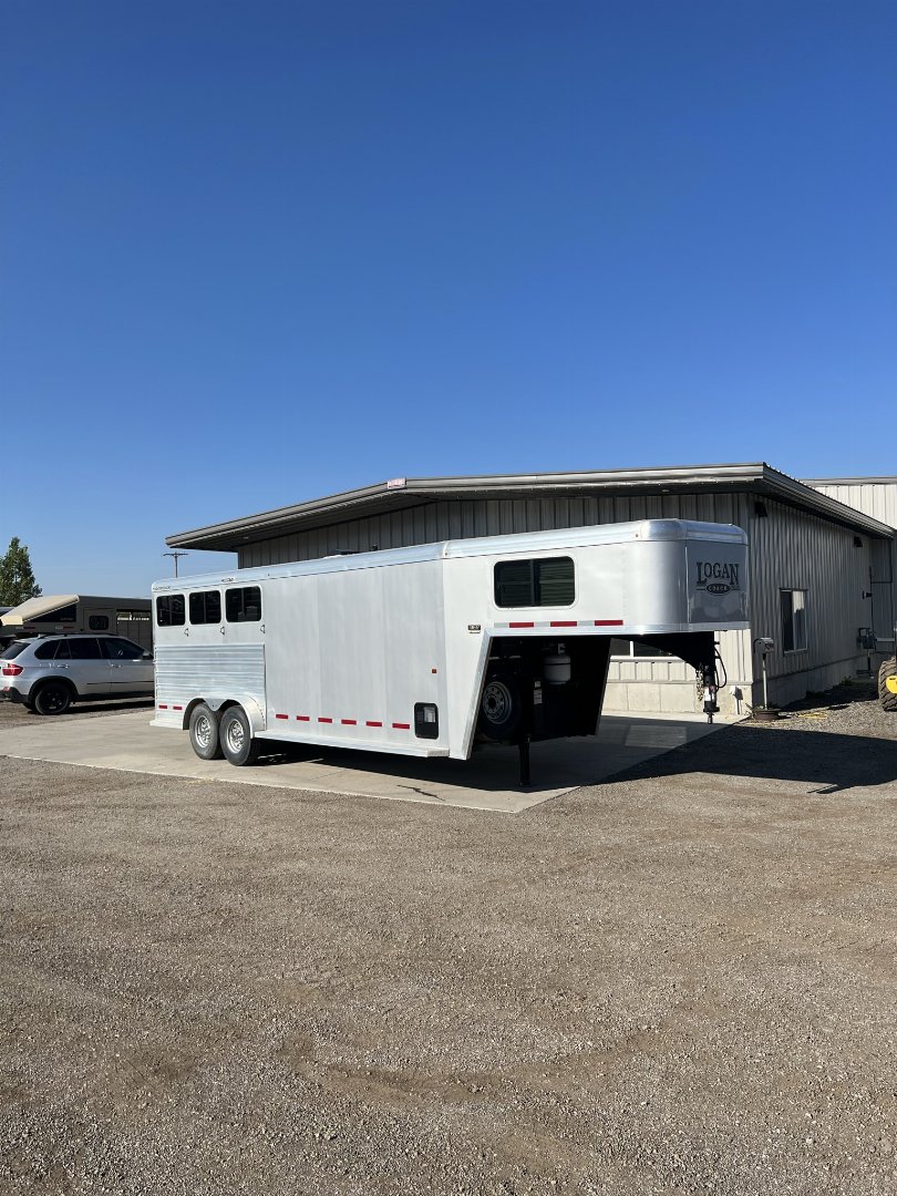 Consignment 2019 Logan Coach Riot 3H Horse Trailer