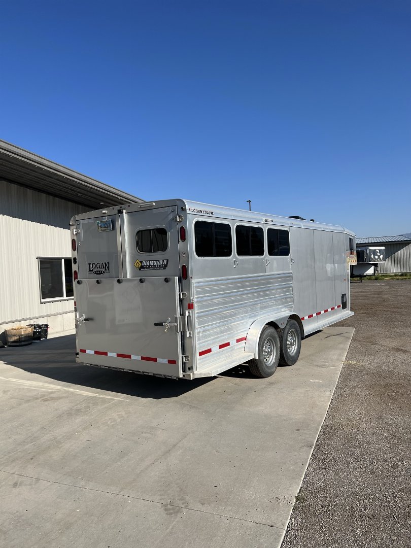 Consignment 2019 Logan Coach Riot 3H Horse Trailer