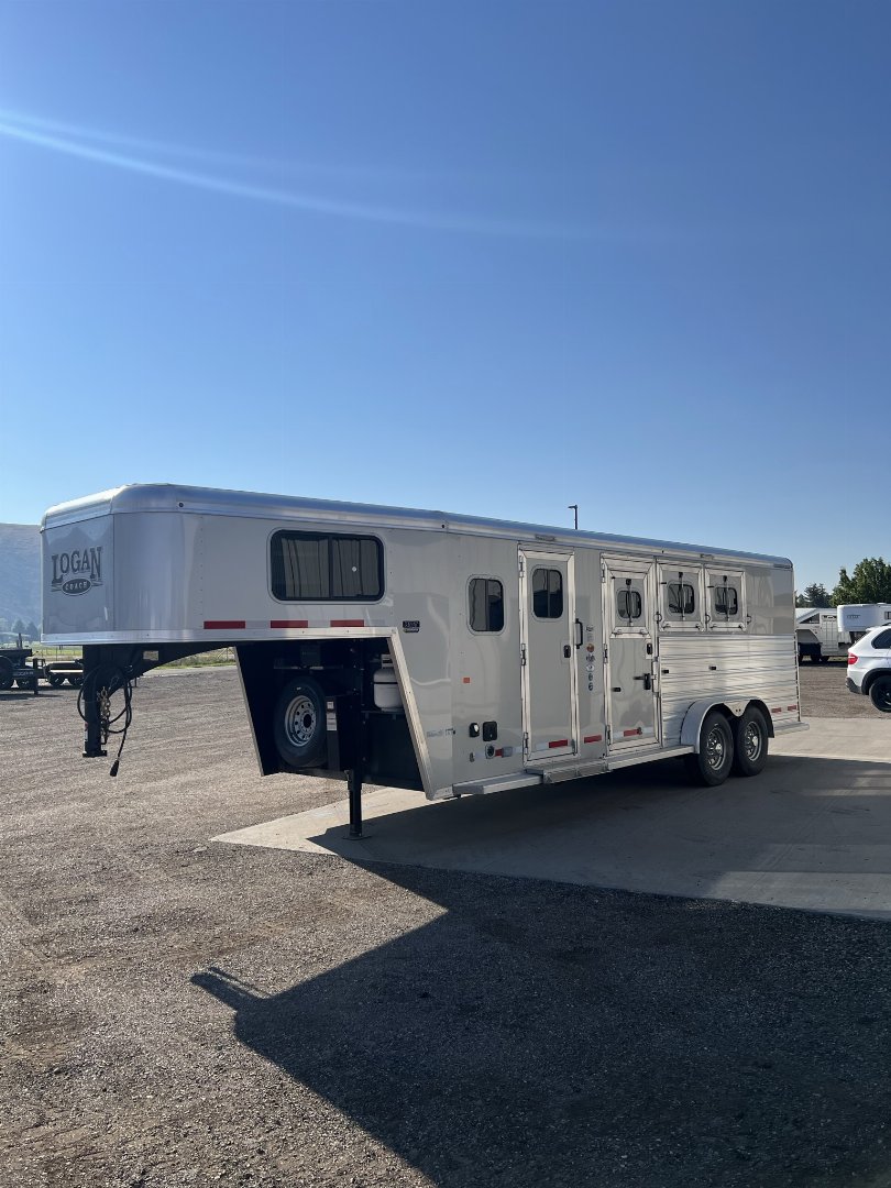 Consignment 2019 Logan Coach Riot 3H Horse Trailer