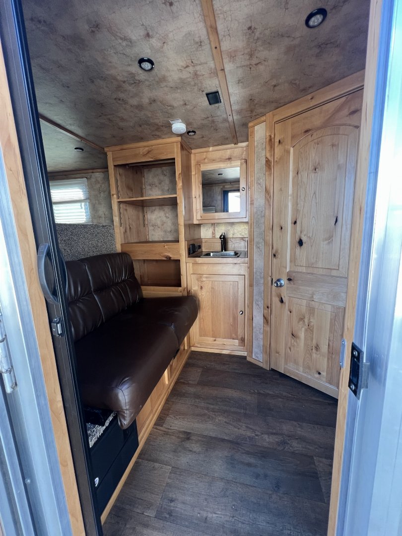 Consignment 2019 Logan Coach Riot 3H Horse Trailer