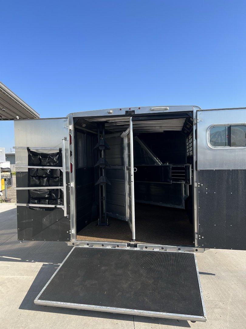 Consignment 2019 Logan Coach Riot 3H Horse Trailer