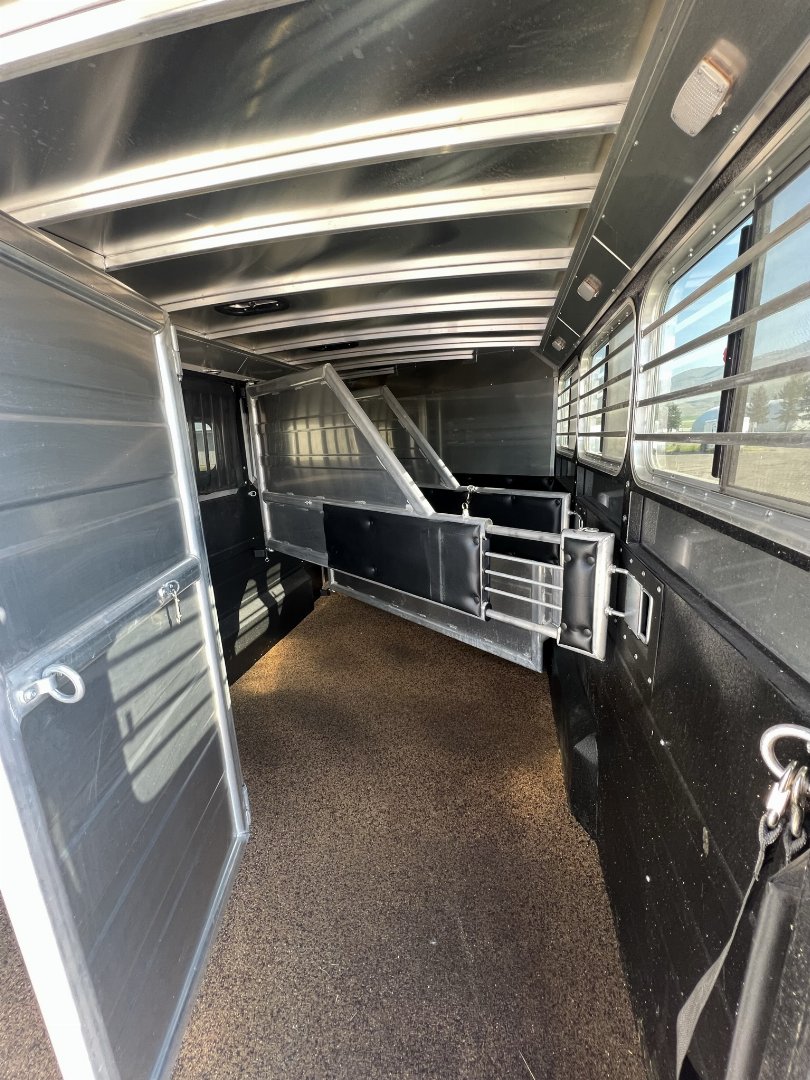 Consignment 2019 Logan Coach Riot 3H Horse Trailer