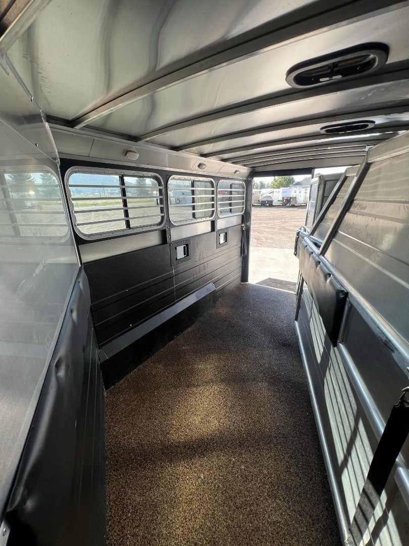 Consignment 2019 Logan Coach Riot 3H Horse Trailer